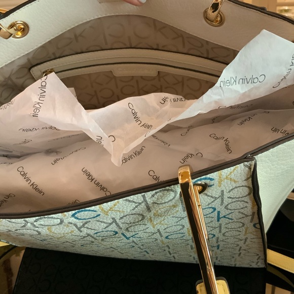 Calvin Klein Large Monogram Purse w shoulder strap & satchel handles - Picture 4 of 6